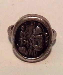 Anello propiziatore con immagini sacre