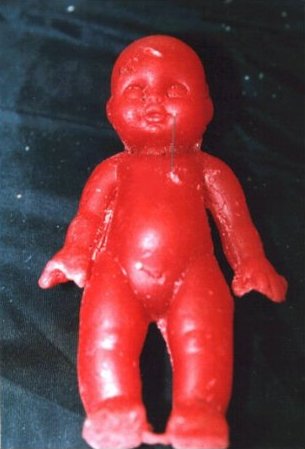 Bambolina in cera rossa