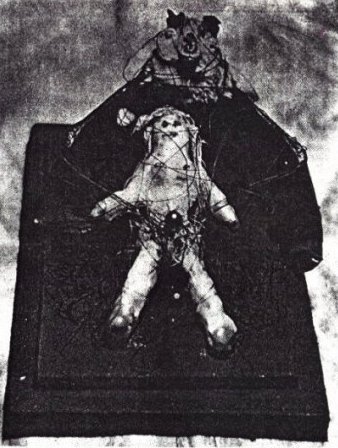Statua femminile avvinghiata ad un pipistrello